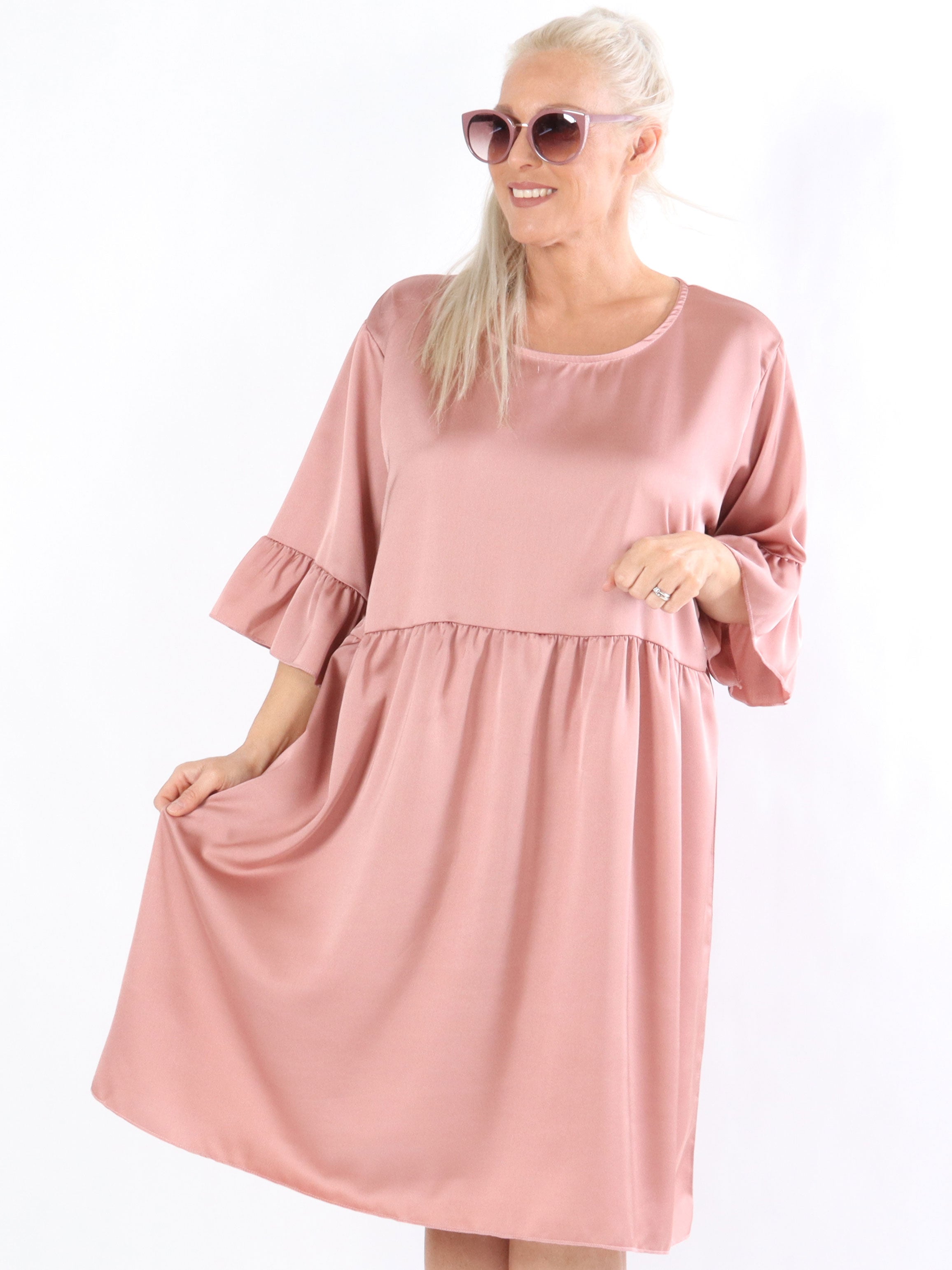 Jacqueline - Feminin klänning i silkeslook med volangärmar